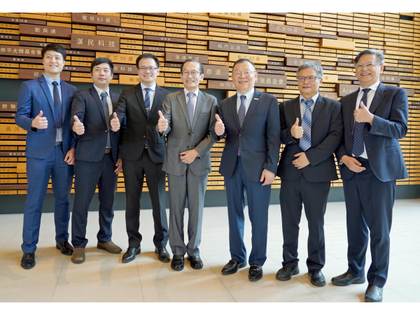 陽明交通大學林奇宏校長（右3）、義大醫院杜元坤院長 （中）、陽明交大工程生物學院楊進木院長（右2）以及陽明交大再生醫學與細胞治療研究中心盧懷恩研究員（左3）等人共同歡慶陽明交通大學工程生物科學學院揭牌